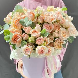15 кремовых кустовых роз в коробке R384